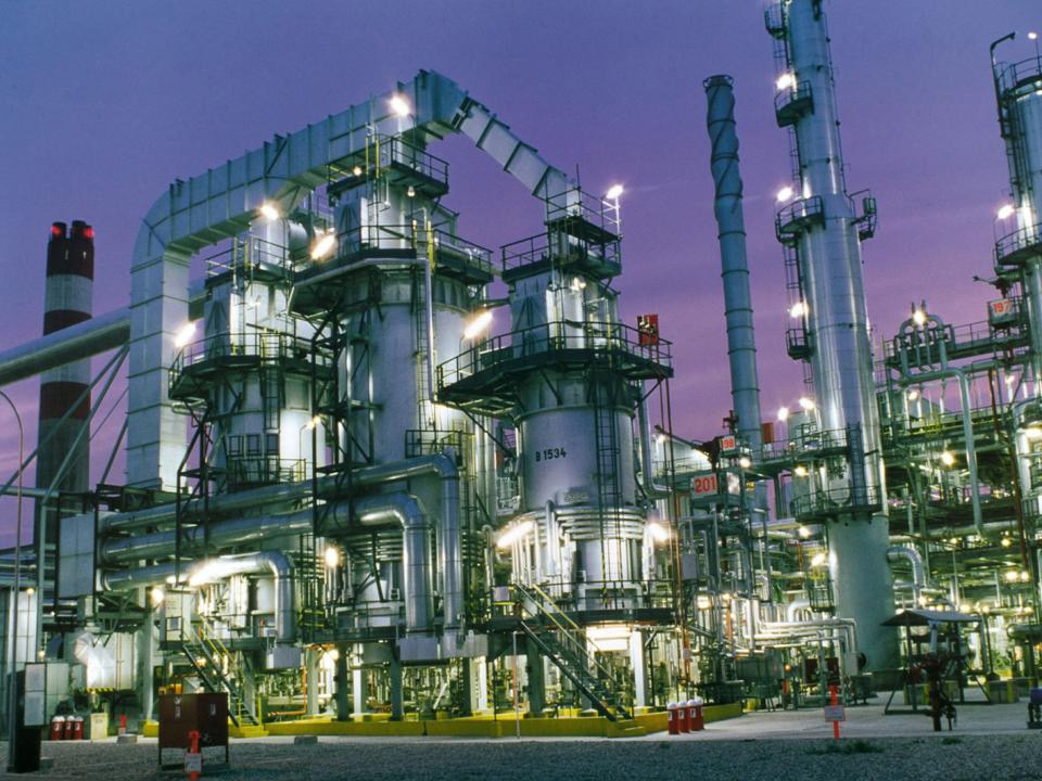 Crude oil refinery and ‘dirty’ oil recycling